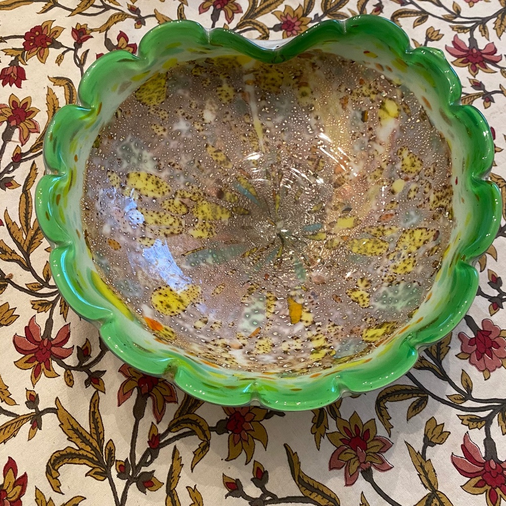 Art glass clam shaped bowl